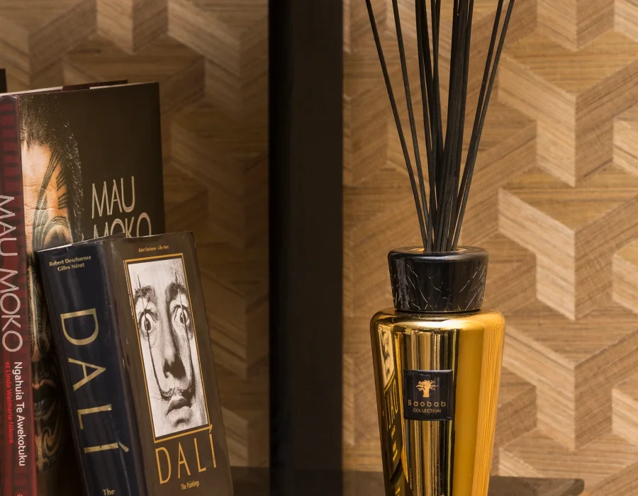 Baobab Raumduft Aurum mit Sticks in einem Regal