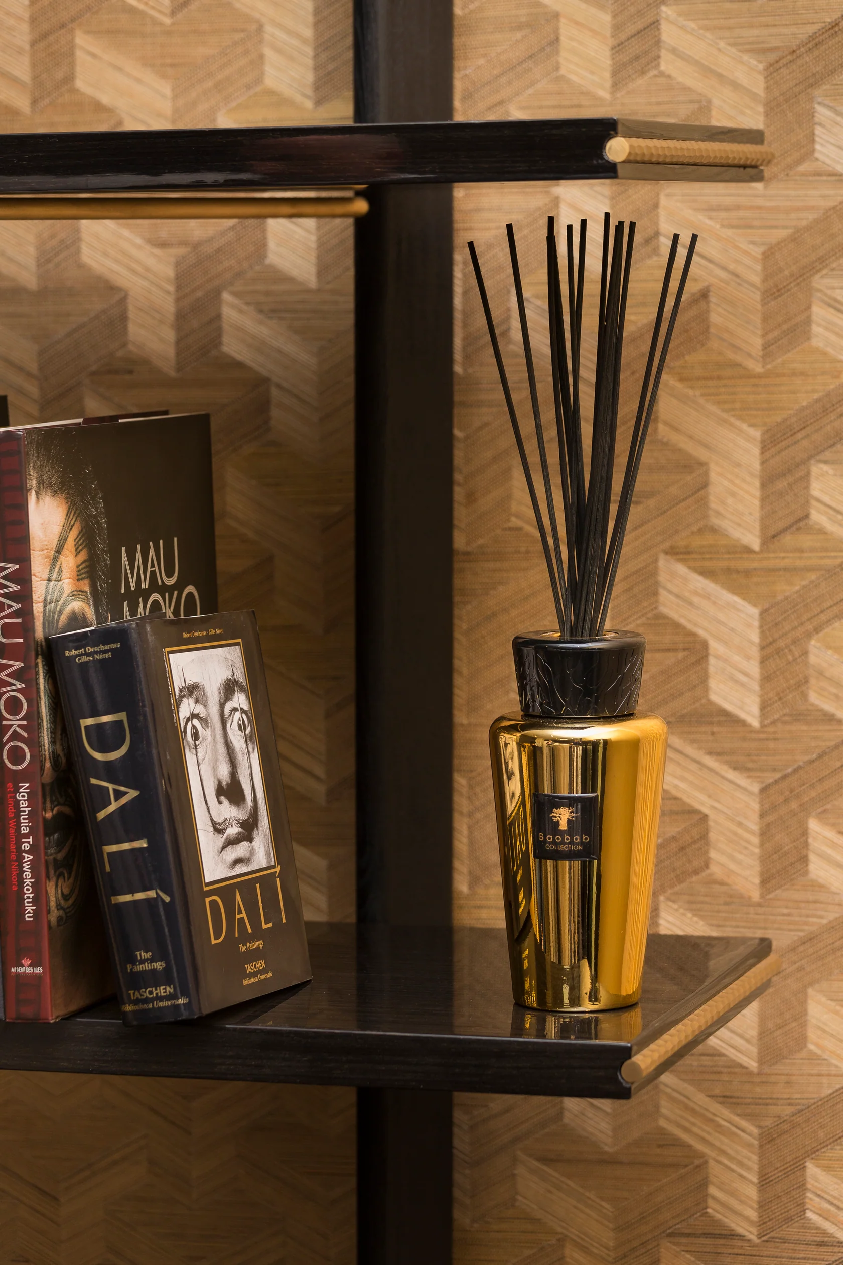 Baobab Raumduft Aurum mit Sticks in einem Regal