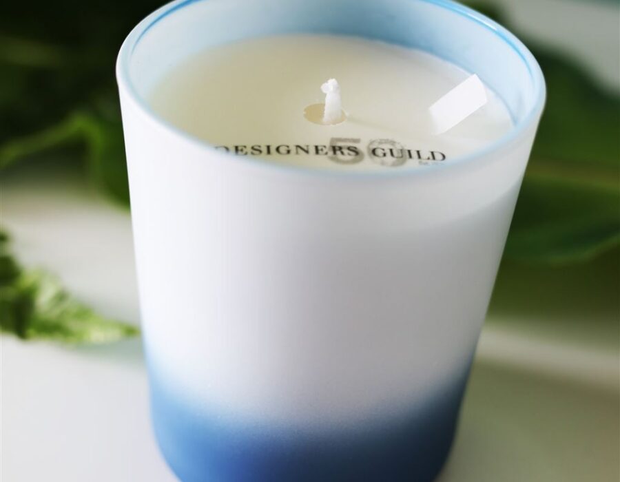 Designers-Guild-Kerze-Out-of-the-blue-Front